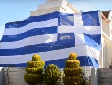 «Ψηλά το κεφάλι Έλληνες-Βάλτε σημαίες στα σπίτια σας» - «Σκέπασε» το σπίτι του με ελληνική σημαία 140 τ.μ.